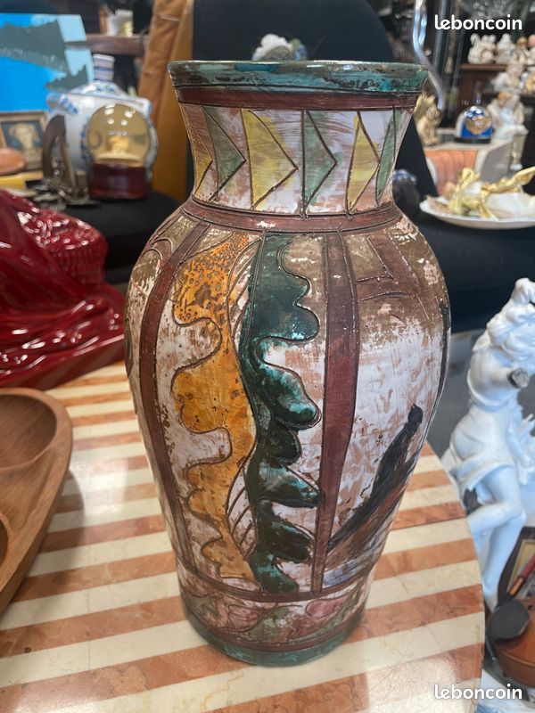 Vase en terre cuite vernissée à décor gravé dans le style Médiéval. 3 / 235
