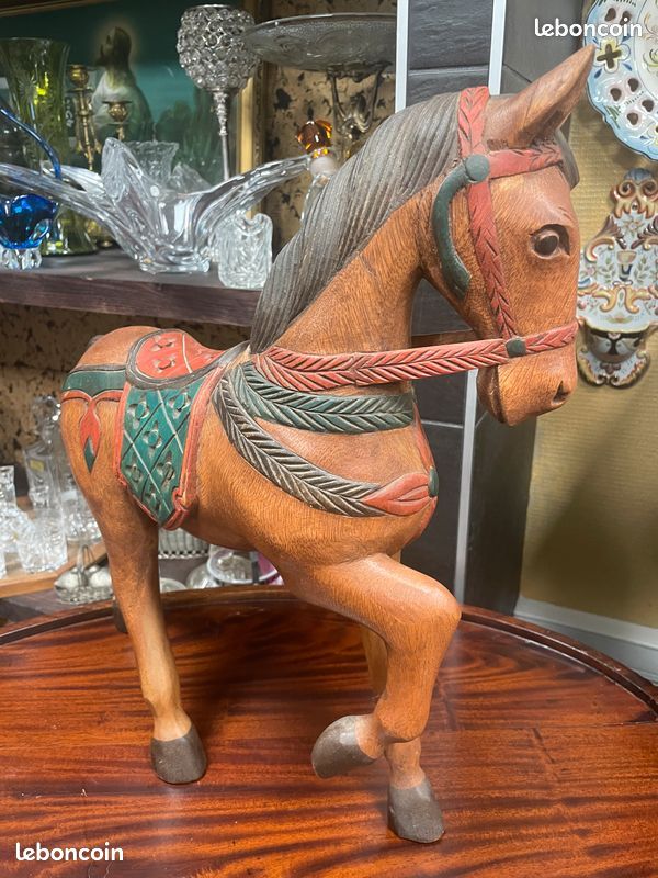 Statue / sculpture d'un cheval polychrome en bois massif