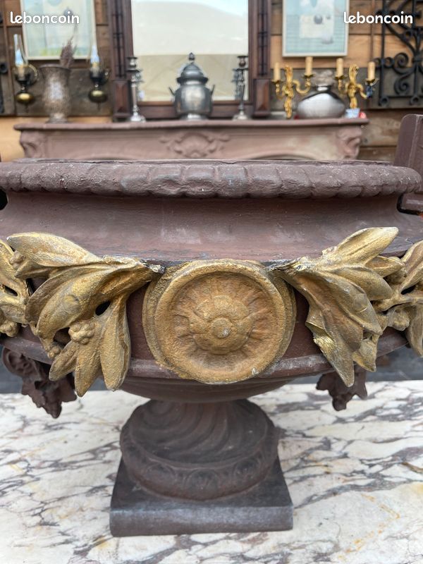 Ancienne urne / vase de style Médicis Chambord en terre cuite