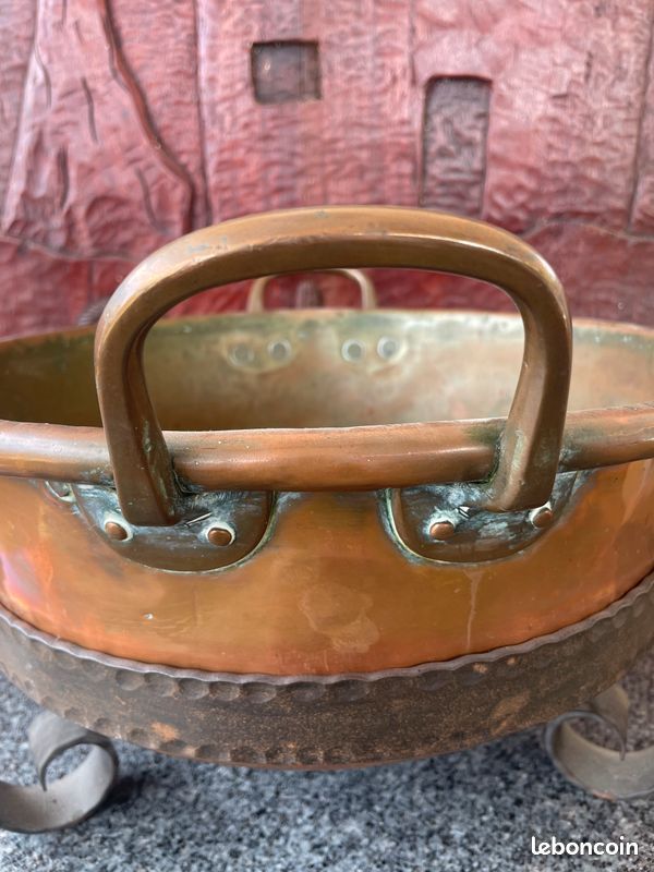Ancien chaudron / bassine à confiture en cuivre à 2 anses avec son support en fer forgé