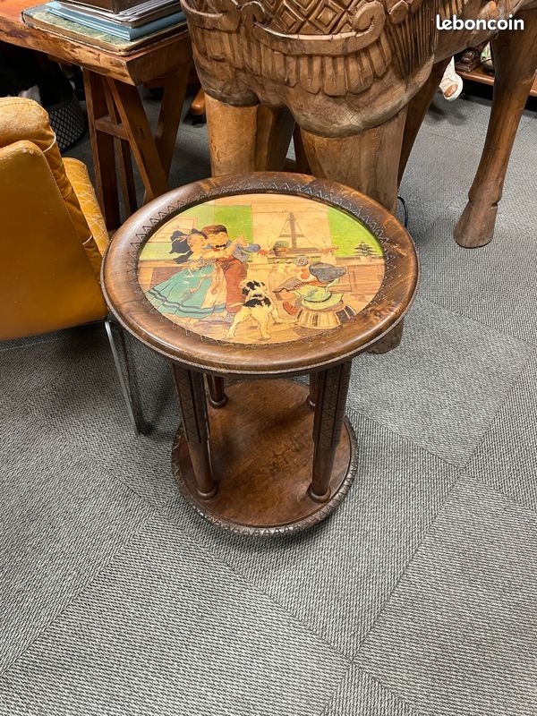 Charmante table d'appoint, sellette ou guéridon en bois à décor animé traditionnel