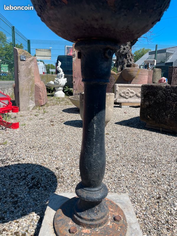 Ancienne fontaine à eau de ville en fonte. Possibilité jardinière / abreuvoir sur pied