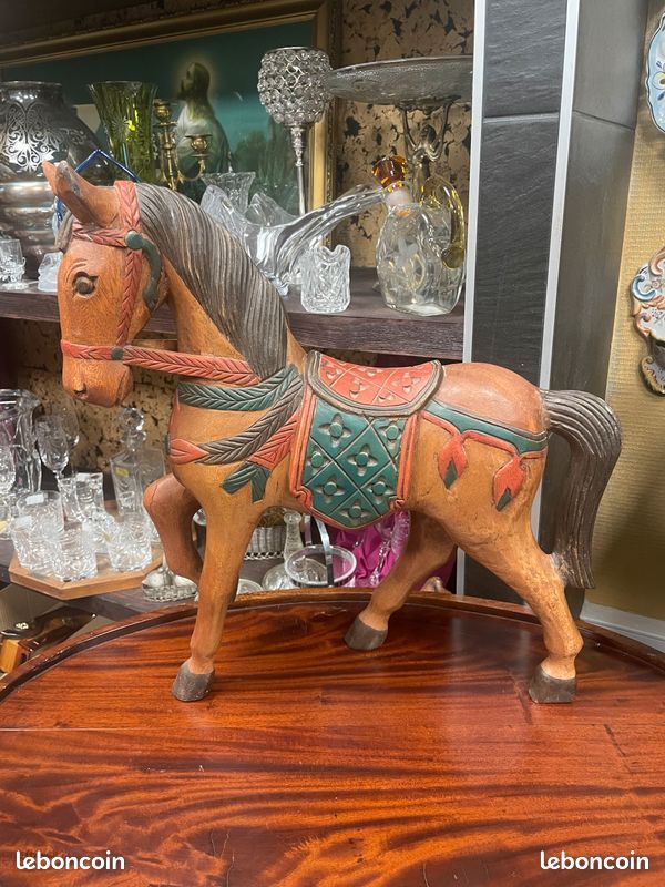 Statue / sculpture d'un cheval polychrome en bois massif