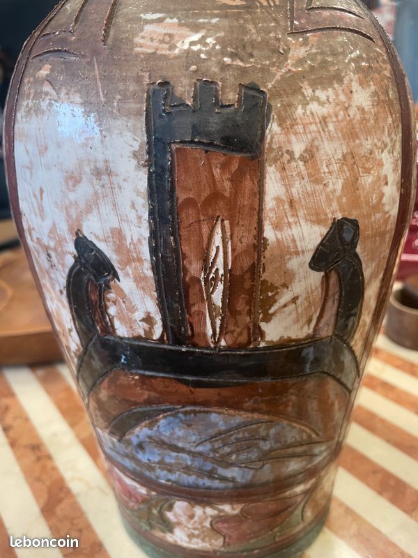 Vase en terre cuite vernissée à décor gravé dans le style Médiéval. 3 / 235