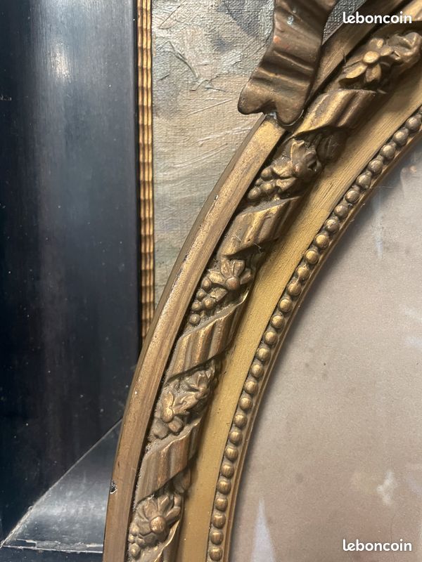 Ancien portrait d'ancêtre dans un cadre ovale doré décor noeud style Louis XVI