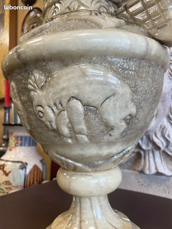 Vase pot en albâtre richement décoré
