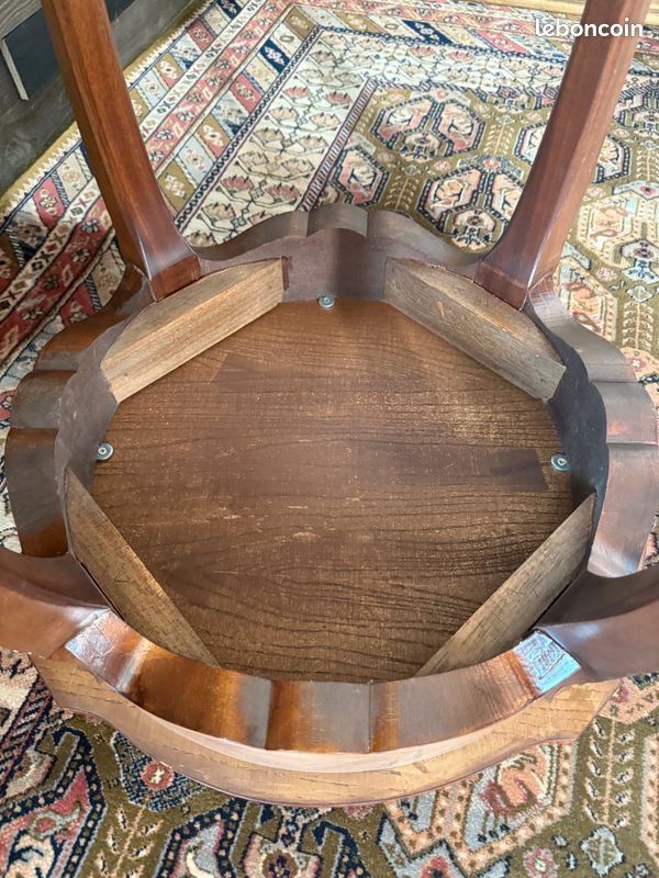 Table d'appoint / guéridon en bois, marqueterie et bronze à décor des fleurs et feuilles