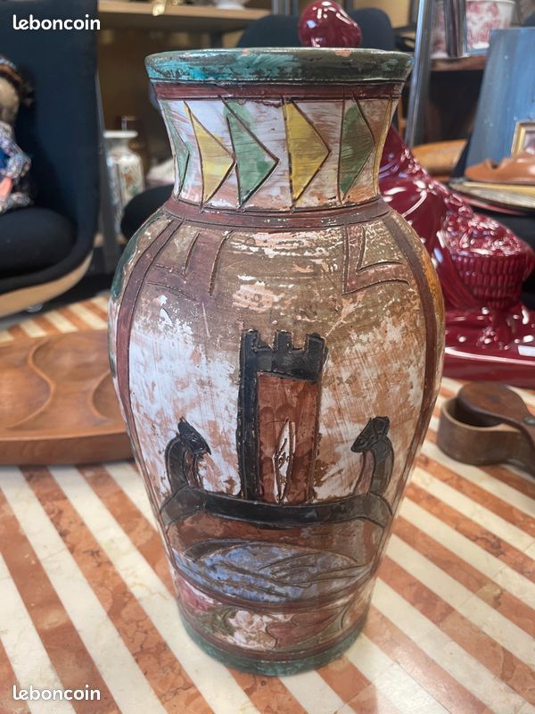 Vase en terre cuite vernissée à décor gravé dans le style Médiéval. 3 / 235
