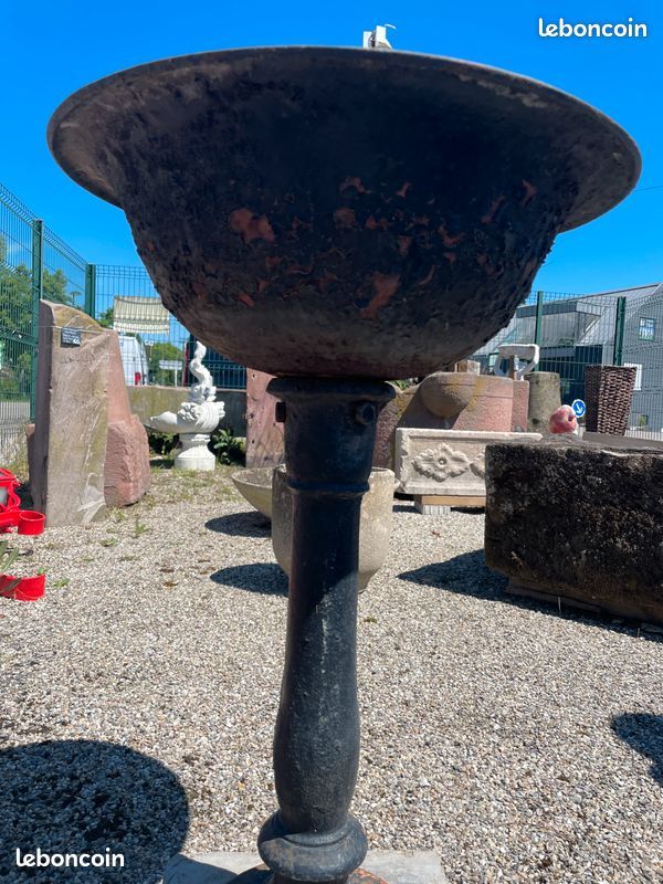 Ancienne fontaine à eau de ville en fonte. Possibilité jardinière / abreuvoir sur pied