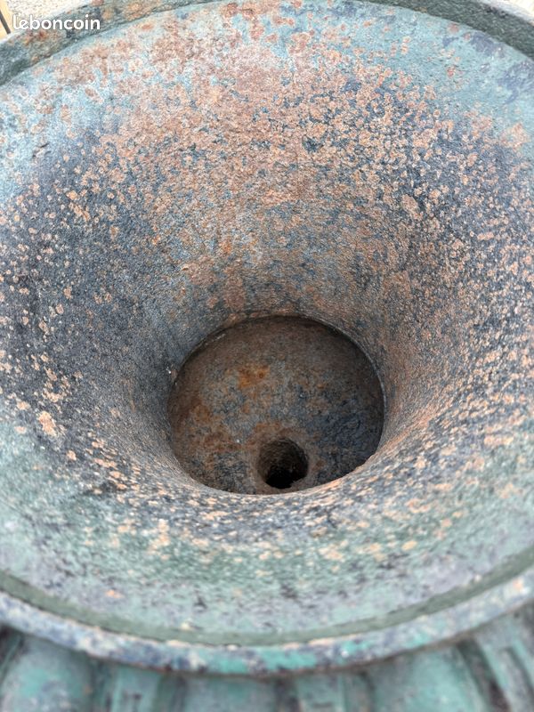 Très ancien grand vase / pot / urne Médicis en fonte XIXéme. Hauteur 85 cm