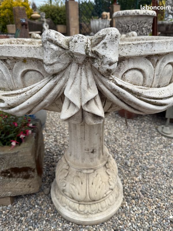 Vasque / coupe sur pied à décor des noeuds et drapées