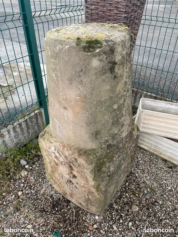 Sculpture / Ancienne bitte d'amarrage / borne de délimitation en pierre naturelle de grés