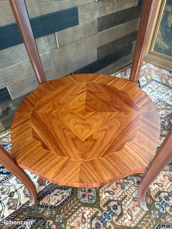 Table d'appoint / guéridon en bois, marqueterie et bronze à décor des fleurs et feuilles