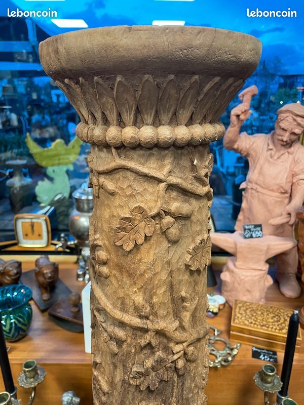 Ancienne colonne en bois sculpté richement décoré