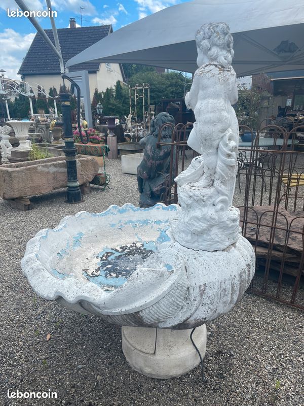 Fontaine / Statue avec deux Putti / Chérubins / Enfants en pierre reconstituée