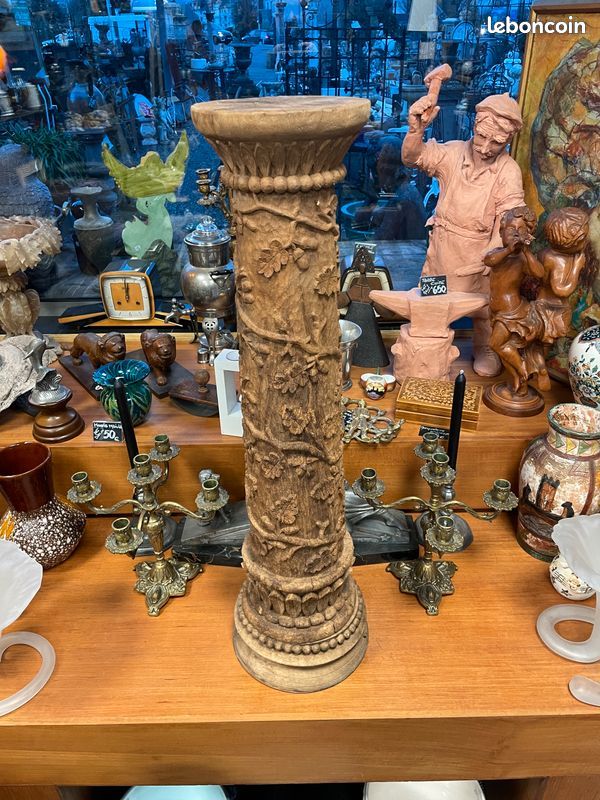 Ancienne colonne en bois sculpté richement décoré