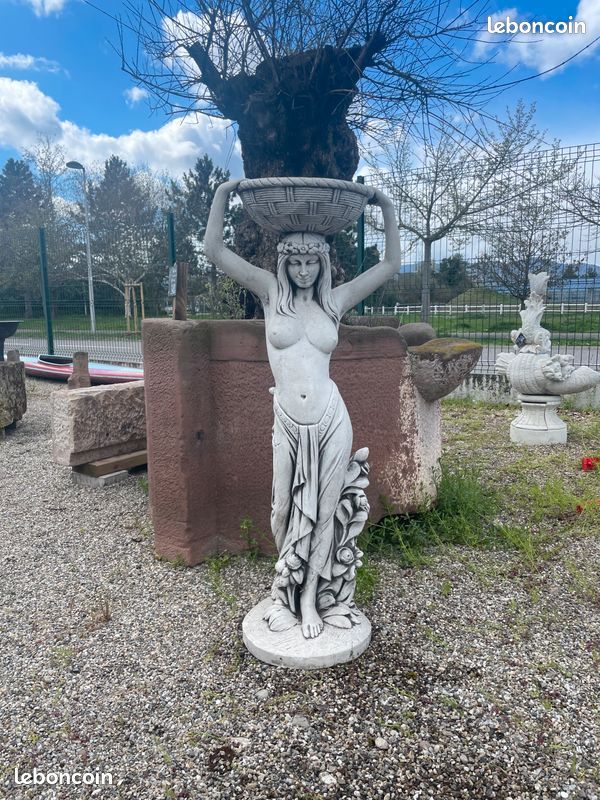Statue fontaine " FEMME AU BOL " en pierre reconstituée. Centre de bassin