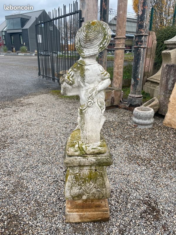 Statue de jardin avec socle en pierre. Chérubin / enfant avec corbeille des fleurs